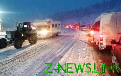 Снегопад парализовал движение транспорта на Закарпатье