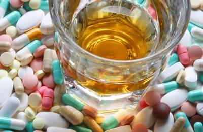 Можно ли запивать лекарства алкоголем?