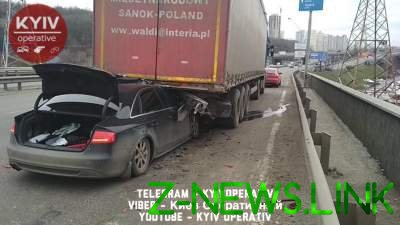 В Киеве Audi на полном ходу влетела под фуру