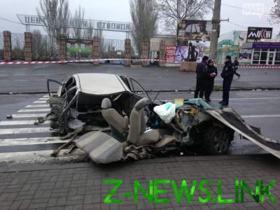 В Николаеве авто снесло столб и ларек: четверо пострадавших
