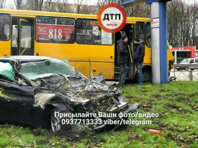 В Киеве BMW влетел в маршрутку