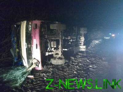 На Киевщине перевернулся автобус: много пострадавших 