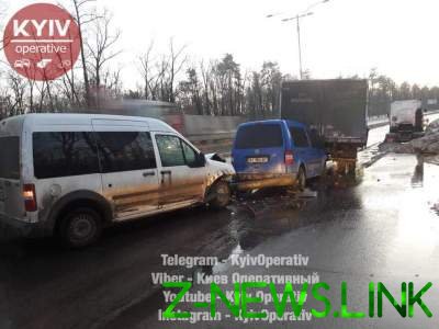 Под Киевом столкнулись сразу три автомобиля
