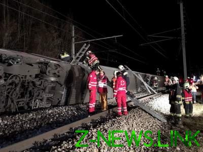 В Австрии произошло столкновение поездов: несколько вагонов перевернулись