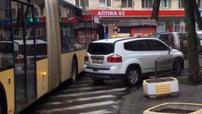  В Киеве «герой парковки» остановил движение троллейбусов