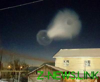 Во Львове в небе появился загадочный летающий объект. Фото