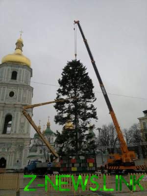 В Киеве перенесли украшение новогодней елки