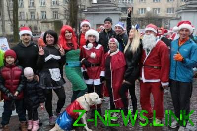 В Украине прошли праздничные забеги в костюмах Санта-Клаусов. Видео