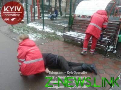 Под Киевом мужчина умер на улице: люди проходили мимо