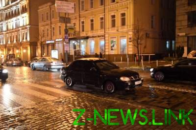В Киеве Lanos сбил двух девушек на пешеходном переходе