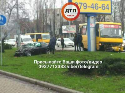 В Киеве BMW влетел в маршрутку