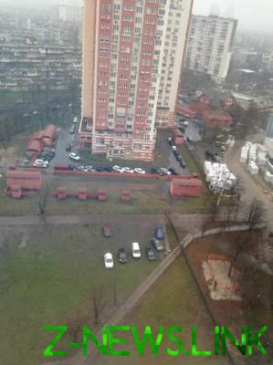 Киевлян возмутили автохамы, паркующиеся на газоне