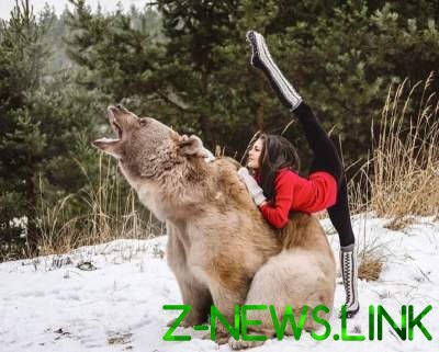 Фотосессия гимнастки с бурым медведем стала яблоком раздора в Интернете. Фото