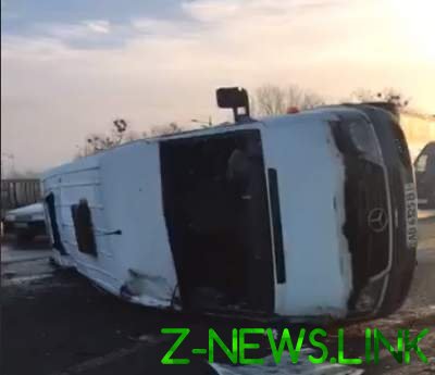 Авария с пассажирским автобусом в Киеве: транспорт перевернулся