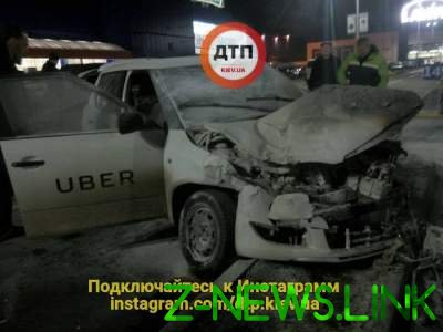 ЧП в Киеве: горящее авто Uber на всех парах врезалось в иномарку 