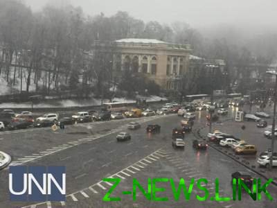 В Киеве мокрый снег спровоцировал гигантские пробки