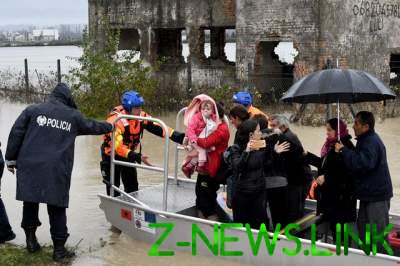 В Албании из-за наводнения эвакуируют людей