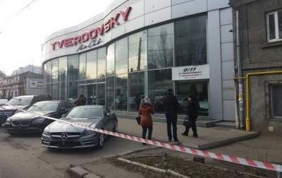 Полиция со стрельбой штурмовала автосалон в Одессе. Видео