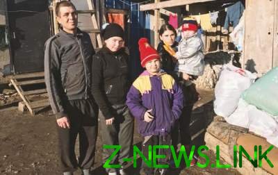 В Одессе нашли семью с детьми, живущую на свалке