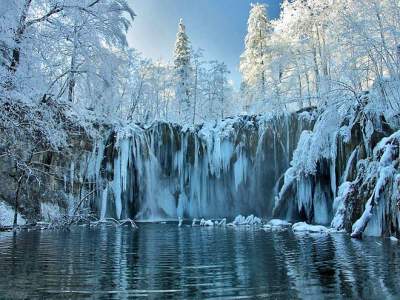 Замерзшие водопады в волшебных пейзажах. Фото