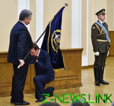 Целующий флаг Луценко стал героем фотожаб
