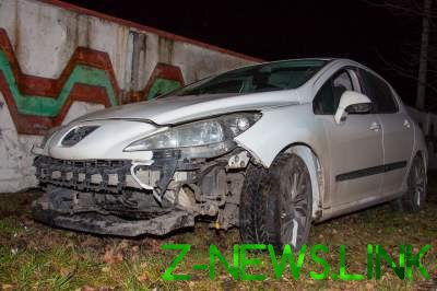 Авария в Днепре: девушка за рулем Peugeot на полной скорости врезалась в забор
