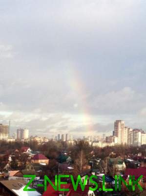 Невероятное зрелище: над Киевом засияла зимняя радуга