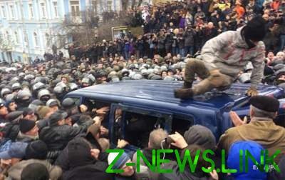 Саакашвили освободили из машины СБУ, выломав двери