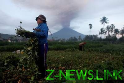 Опубликованы впечатляющие снимки извержения вулкана Агунг на Бали. Фото
