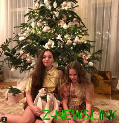 Оля Полякова поделилась милым новогодним фото своих дочерей 