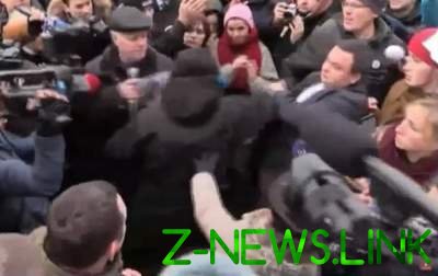 Митингующие пытались избить начальника ГУ Нацполиции. Видео