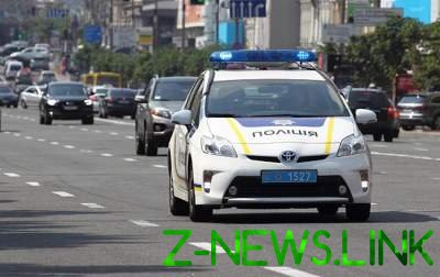 В Киеве патрульный бросился на автомобиль. Видео