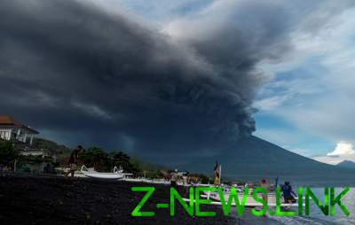 Опубликованы впечатляющие снимки извержения вулкана Агунг на Бали. Фото