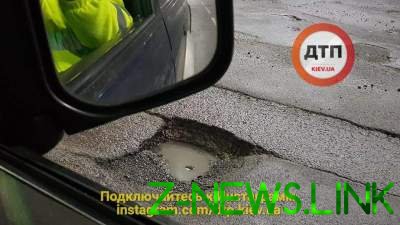 В Сети показали некачественный ремонт дорог в Киеве