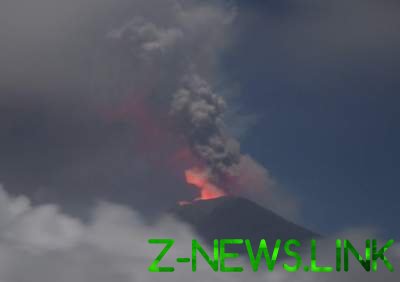 Извержение вулкана в Индонезии: тысячи туристов застряли на Бали. Видео