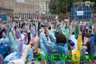 В Киеве любители йоги собрались на Крещатике