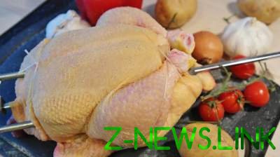 В России женщина в магазине избила курицей кассира