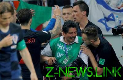 Хорватские футболисты на радостях «уронили» фотографа