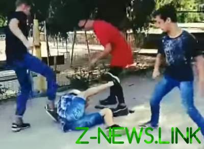 Подростки дали отпор пьяному мужчине с обрезком трубы. Видео