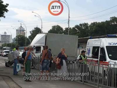 В Киеве у метро Гидропарк «Газель» влетела в отбойник 