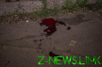 В Киеве парня пырнули ножом и ограбили