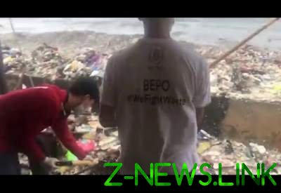 Гигантские волны мусора накрыли волонтеров на Филиппинах. Видео