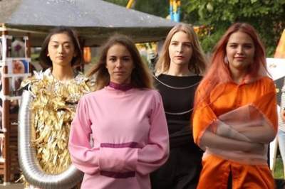 Умора: в России устроили модный показ смирительных рубашек