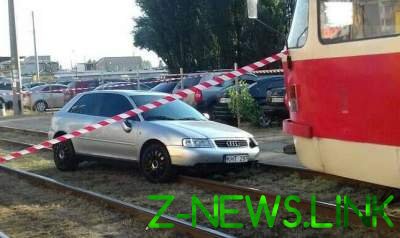 Киев: Audi, сбив женщину, вылетел на трамвайные рельсы