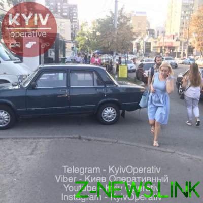 В Киеве «герой парковки» заблокировал дорогу и пешеходам, и автомобилям