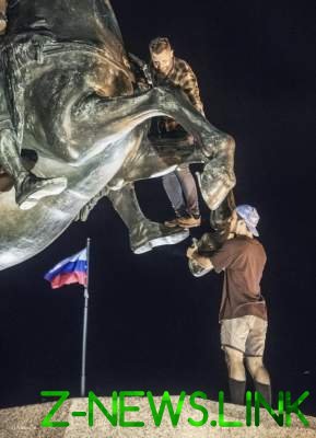 Духовные скрепы: россияне жарили шашлыки, забравшись на памятник. Фото