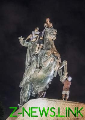 Духовные скрепы: россияне жарили шашлыки, забравшись на памятник. Фото