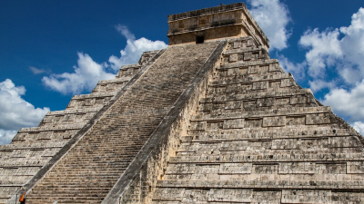 Туристы засняли необычное явление около древней пирамиды Майя
