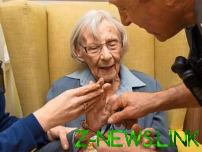 Британская полиция развлекла 104-летнюю бабушку арестом. Видео