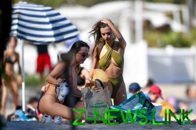 Эмили Ратаковски "засветила" грудь на пляже в Лос-Анджелесе